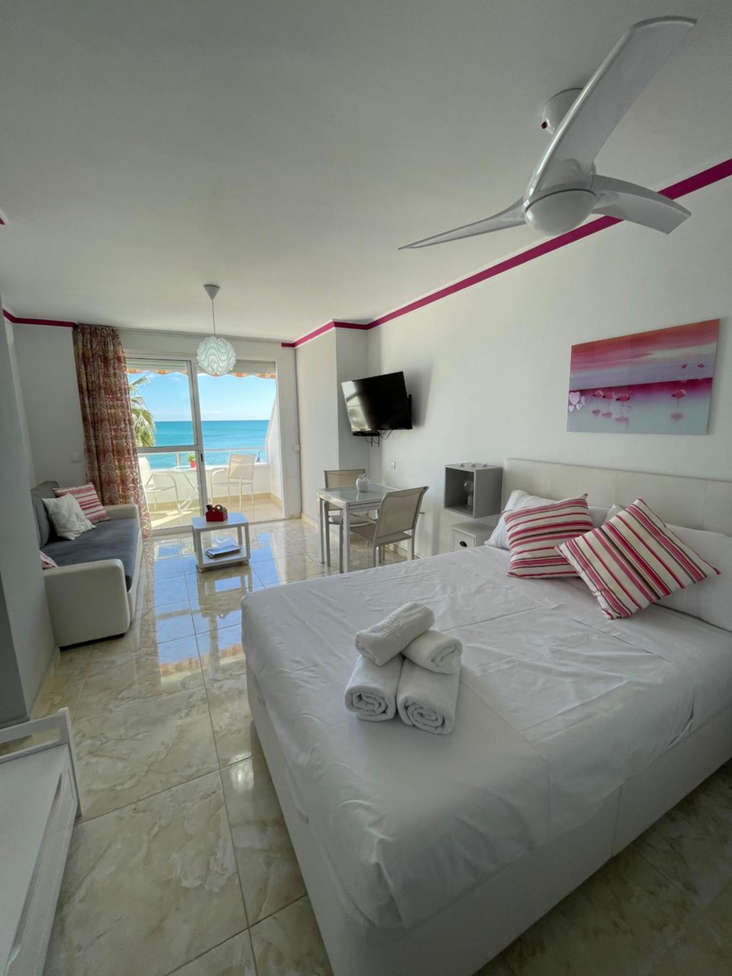 Roca Chica. Studio - First Line Beach Torremolinos Ngoại thất bức ảnh