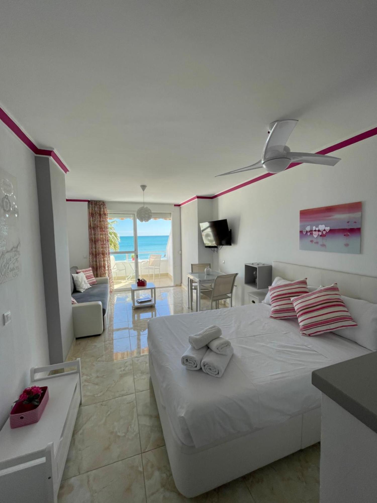 Roca Chica. Studio - First Line Beach Torremolinos Ngoại thất bức ảnh