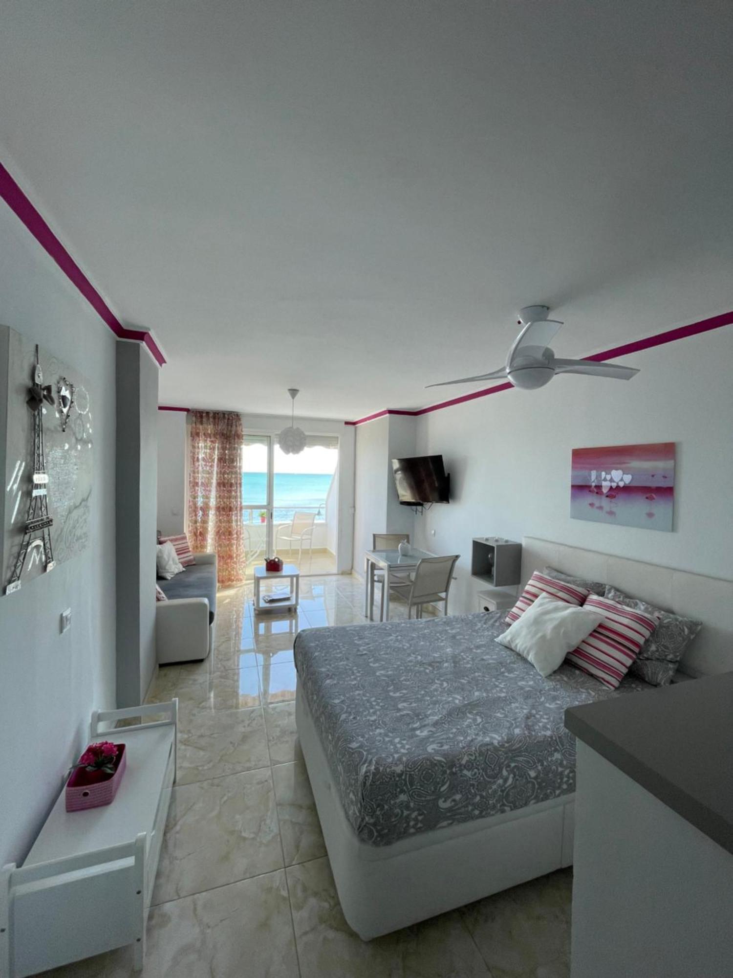 Roca Chica. Studio - First Line Beach Torremolinos Ngoại thất bức ảnh