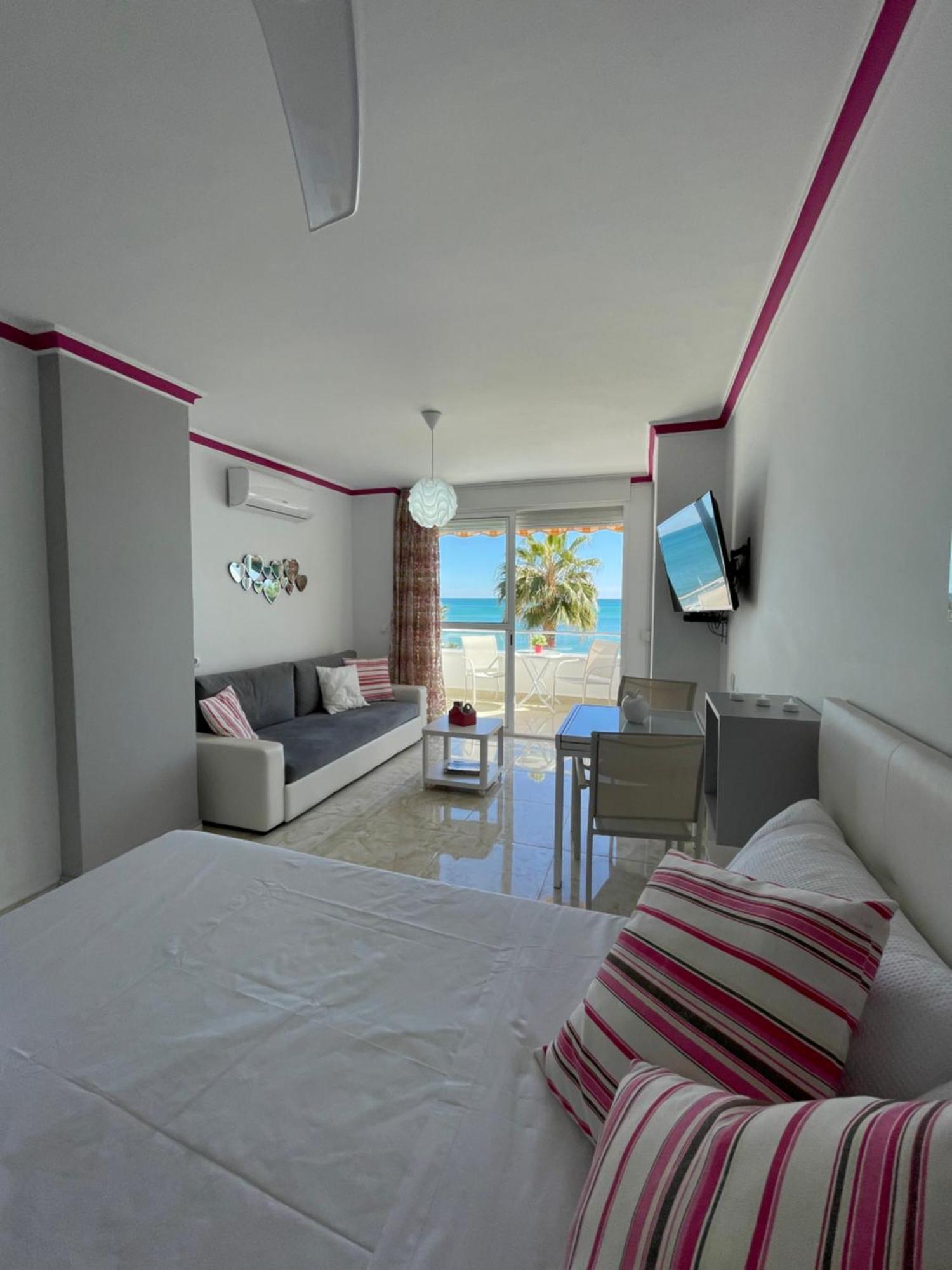 Roca Chica. Studio - First Line Beach Torremolinos Ngoại thất bức ảnh