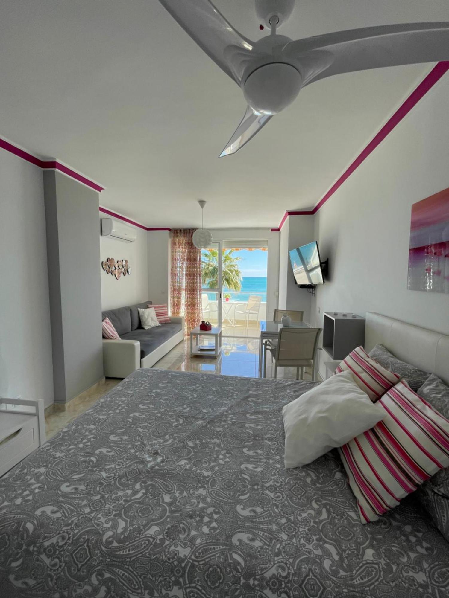 Roca Chica. Studio - First Line Beach Torremolinos Ngoại thất bức ảnh