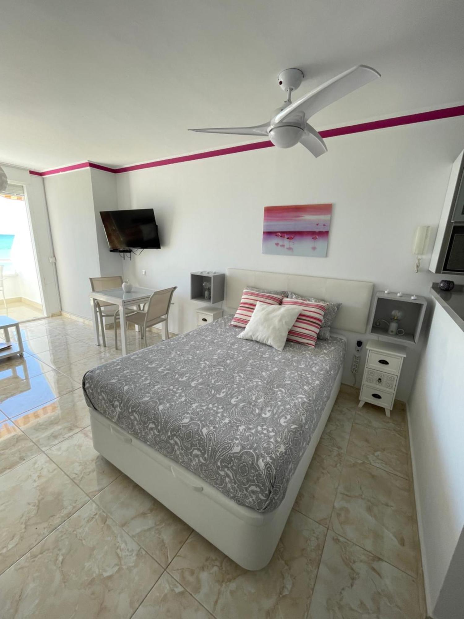 Roca Chica. Studio - First Line Beach Torremolinos Ngoại thất bức ảnh
